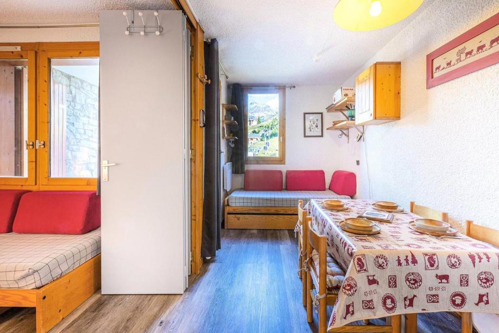 un salon avec une table et un canapé dans l'établissement Résidence La Clef - Studio divisible pour 4 personnes de 24m MAE-0671, à La Plagne Tarentaise