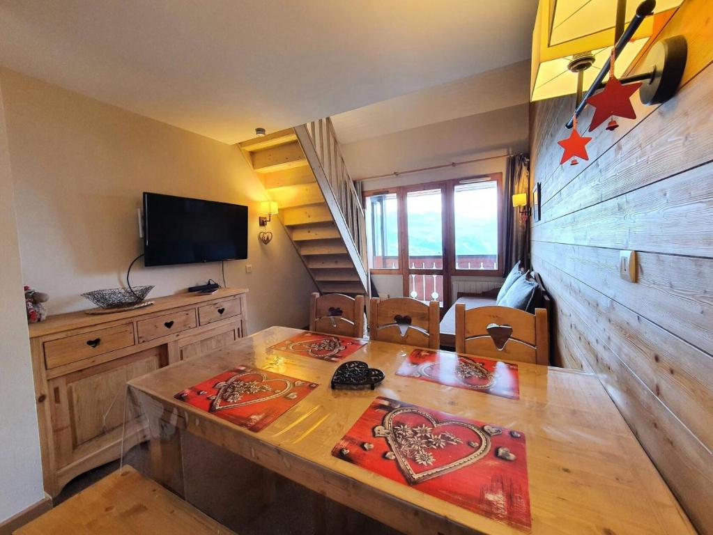 - une salle à manger avec une table et des cœurs dans l'établissement Résidence La Marelle - MARELLE 517 MAE-0721, à La Plagne Tarentaise