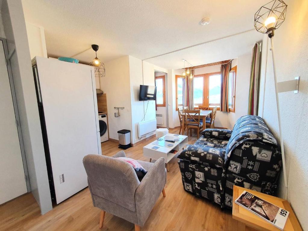 un salon avec un canapé et une table dans l'établissement Résidence Le De 3 - Appartement 2 pièces pour 6 personnes de 34m² MAE-0731, à La Plagne Tarentaise