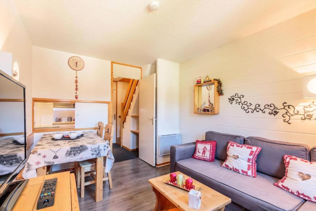 un salon avec un canapé et une table dans l'établissement Résidence Le Trompe L'oeil - TROMPE L'OEIL 25 MAE-0771, à La Plagne Tarentaise
