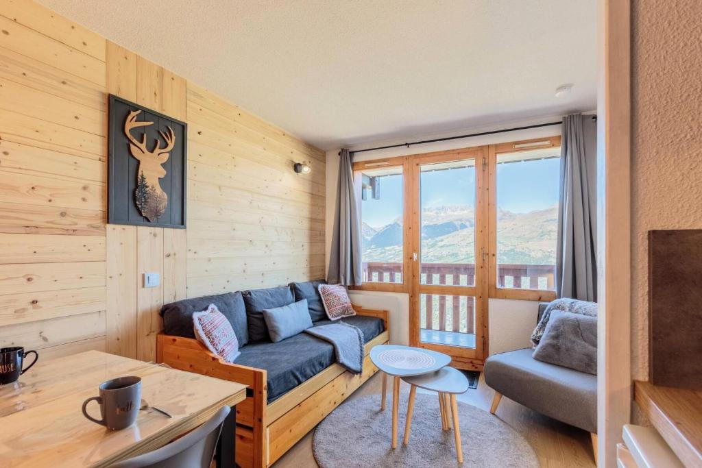 un salon avec un canapé et une table dans l'établissement Résidence Le Sextant - SEXTANT 306 MAE-0781, à La Plagne Tarentaise