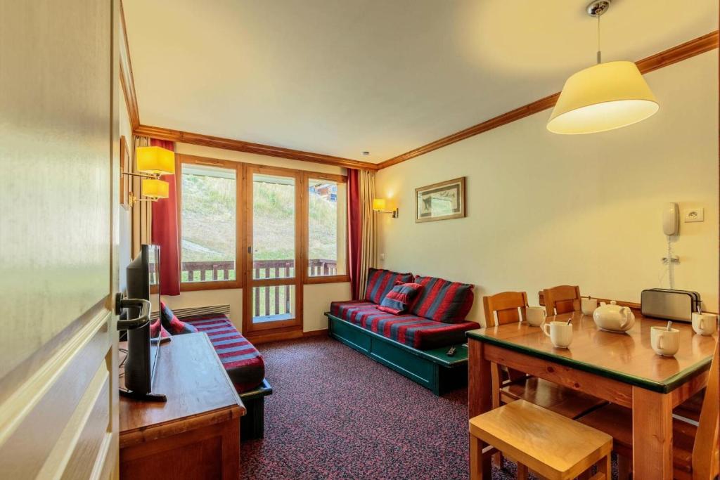 un salon avec un canapé et une table dans l'établissement Résidence Le Rami - RAMI 309 MAE-0821, à La Plagne Tarentaise