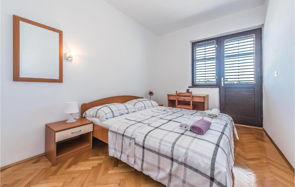 Postel nebo postele na pokoji v ubytování Holiday Home Tribunj-Sovlje Dubravice