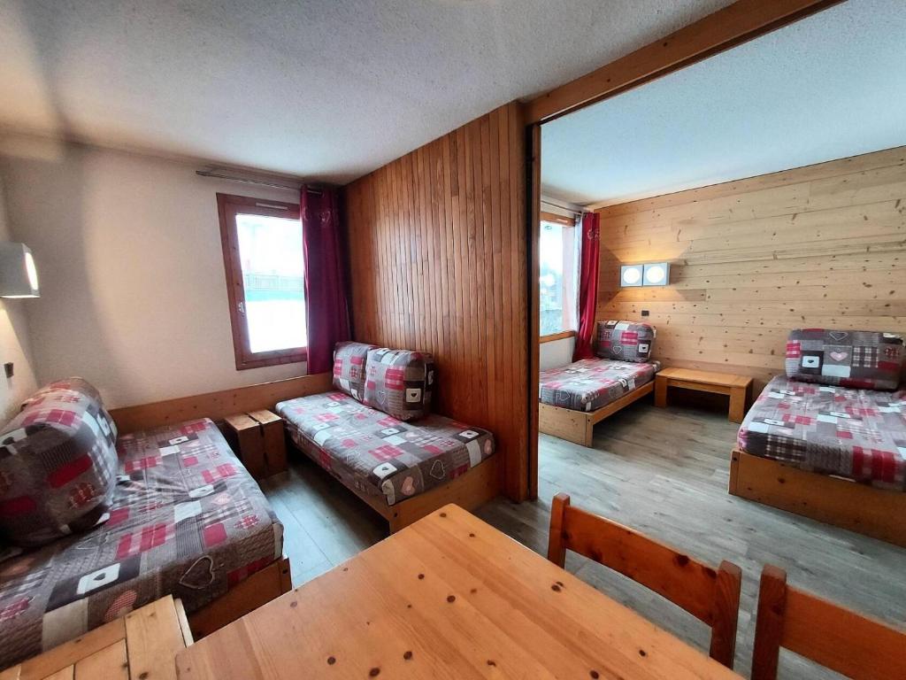 une chambre avec des canapés et une table dans l'établissement Résidence Les Pentes - PENTES 18 MAE-0901, à La Plagne Tarentaise