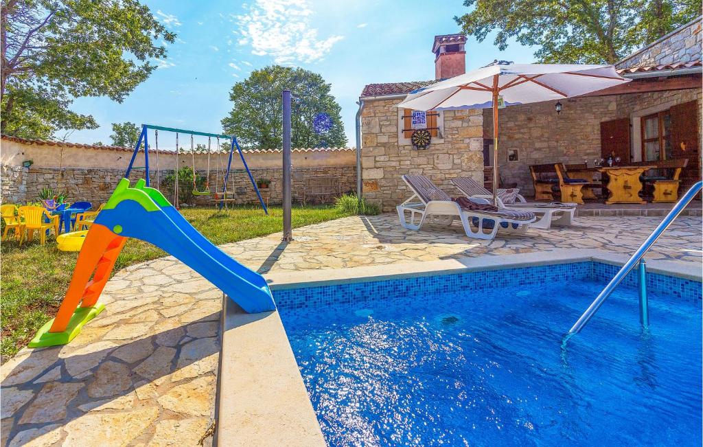 Bazén v ubytovaní Holiday Home Boduleri Cr alebo v jeho blízkosti