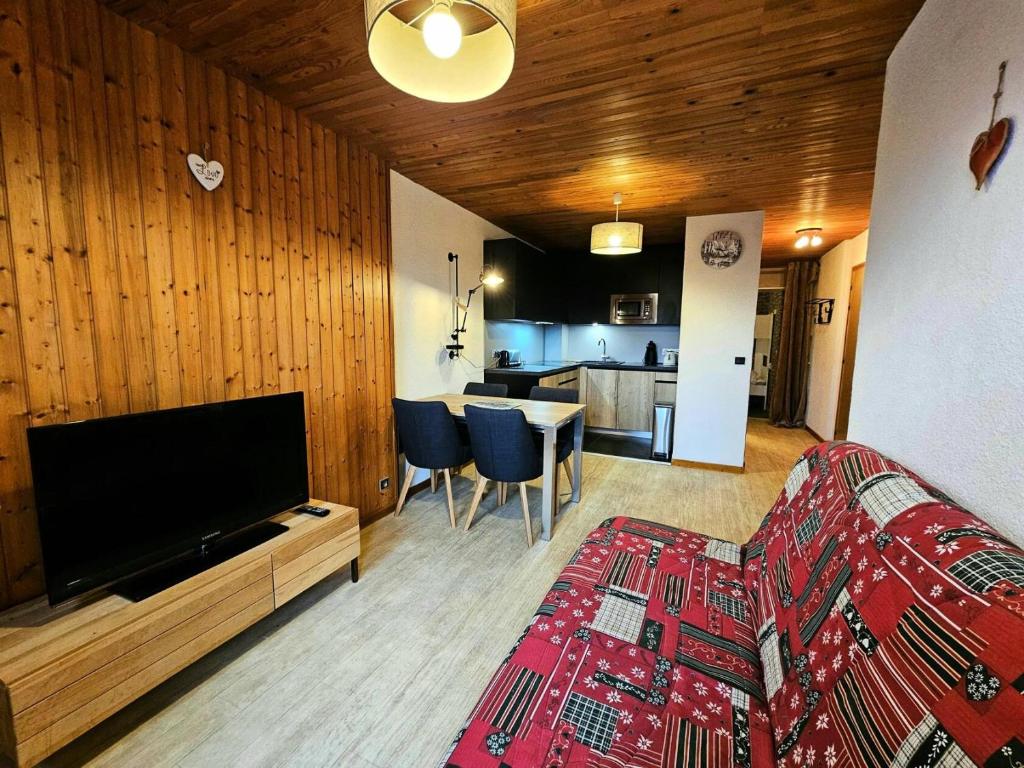 Cette chambre comprend un lit, une télévision et une cuisine. dans l'établissement Résidence Les Belles Feuilles - Appartement 2 pièces pour 6 personnes de 38m² MAE-0951, à La Plagne Tarentaise
