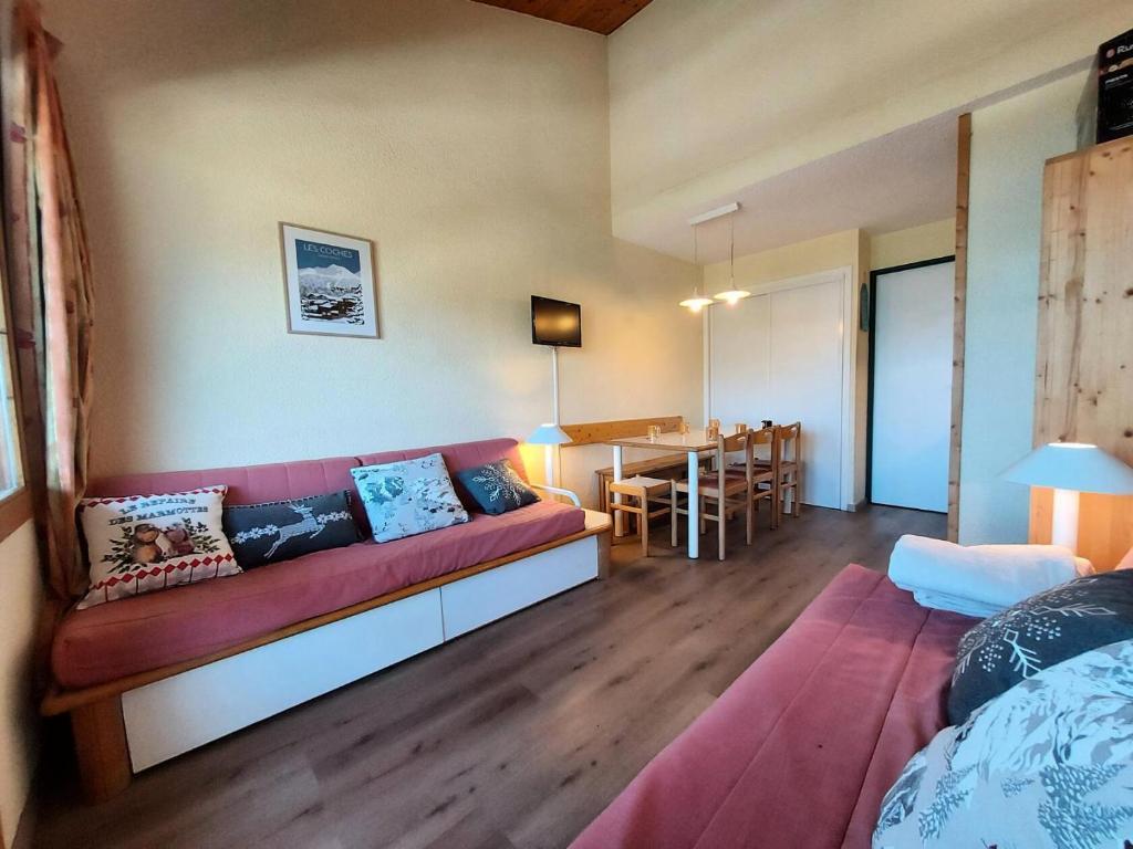 un salon avec un canapé et une salle à manger dans l'établissement Résidence Le De 4 - Appartement 2 pièces pour 6 personnes de 35m² MAE-0941, à La Plagne Tarentaise