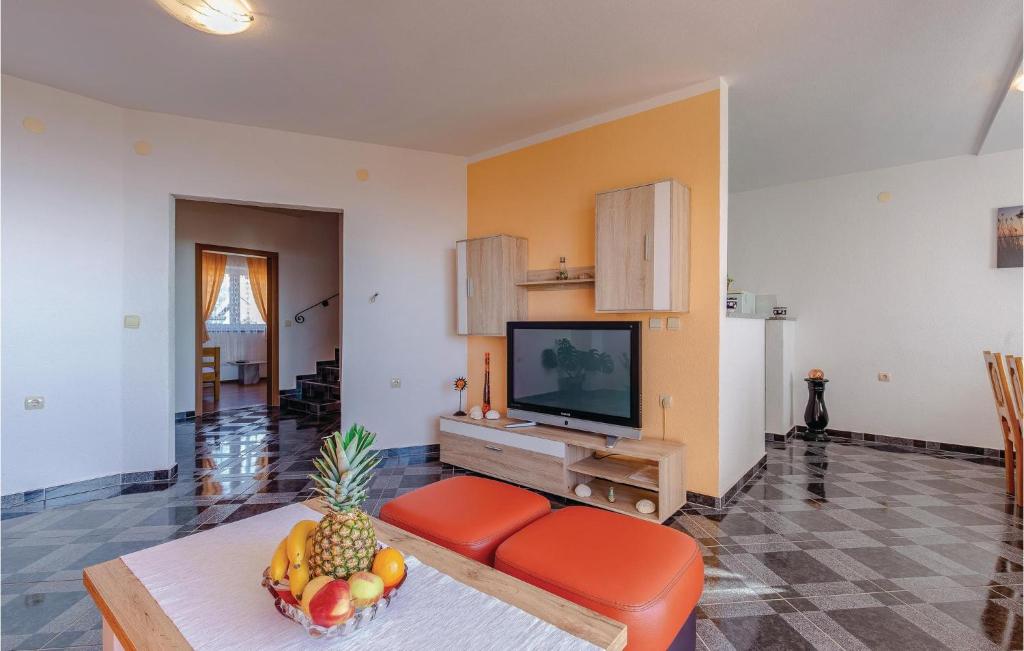 Televízia a/alebo spoločenská miestnosť v ubytovaní Nice Apartment In Kostrena With Wifi