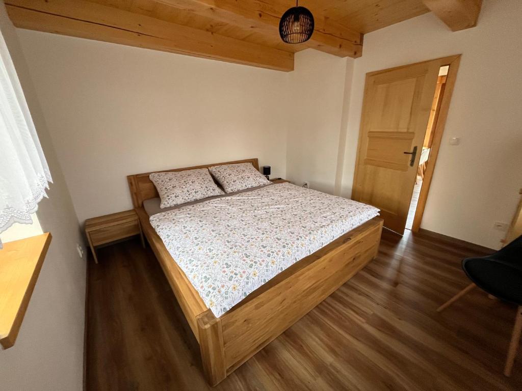 Postel nebo postele na pokoji v ubytování Chalupa Zvědavka