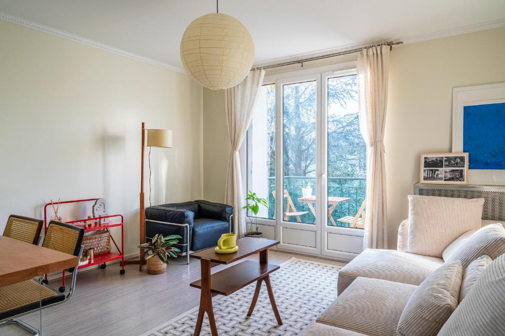a living room with a couch and a table at 20mins à Paris, Rueil-Malmaison à côté de la gare in Rueil-Malmaison
