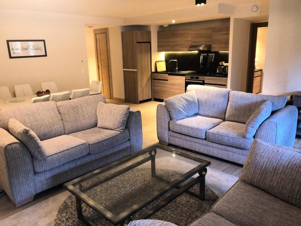 un salon avec deux canapés et une cuisine dans l'établissement Résidence Le Ridge - RIDGE 100 MAE-5021, à Arc 1600