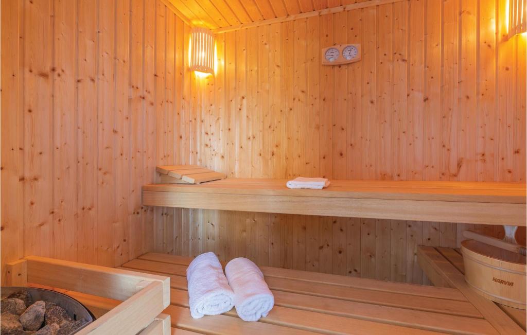 Zdjęcie z galerii obiektu Cozy Home In Tinjan With Wifi w mieście Tinjan