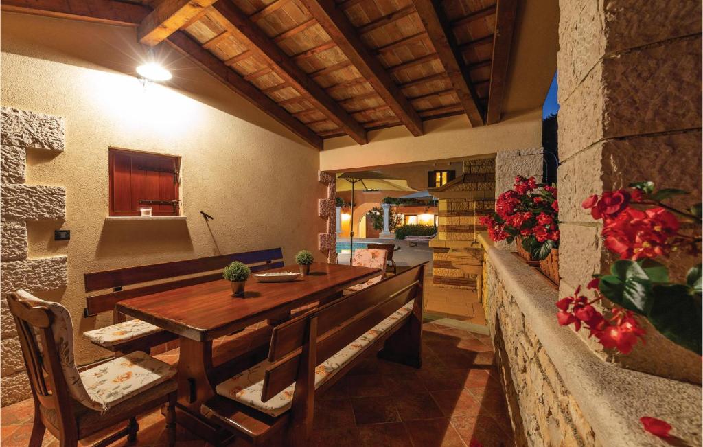 Zdjęcie z galerii obiektu Cozy Home In Tinjan With Wifi w mieście Tinjan