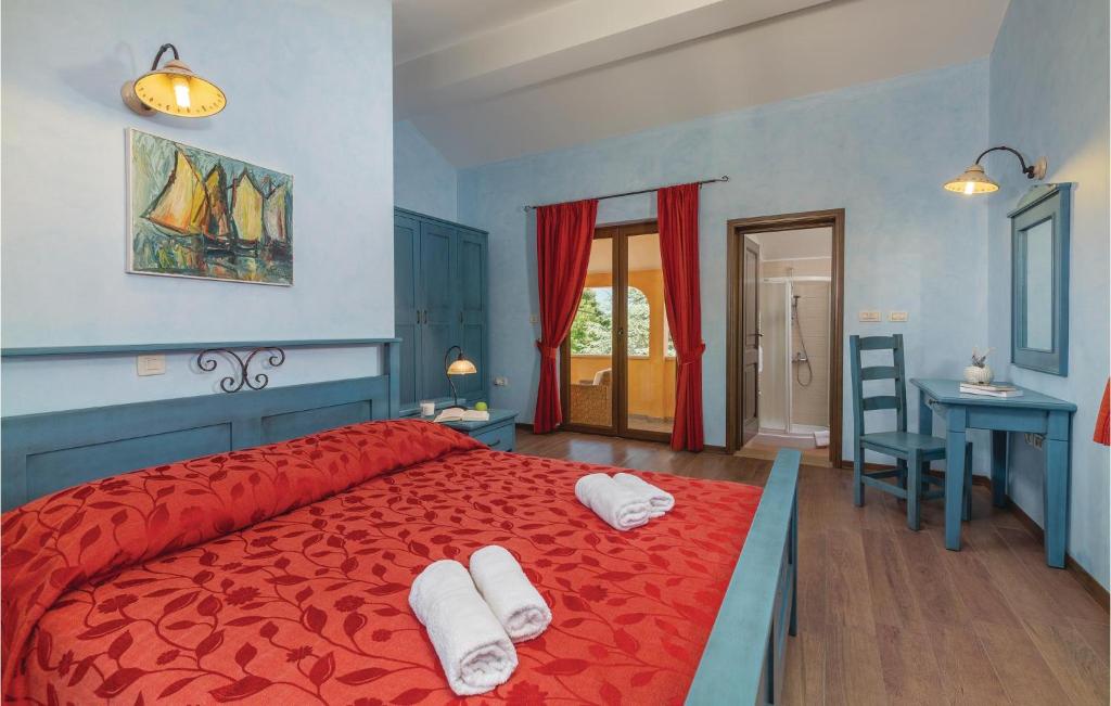 Łóżko lub łóżka w pokoju w obiekcie Cozy Home In Tinjan With Wifi