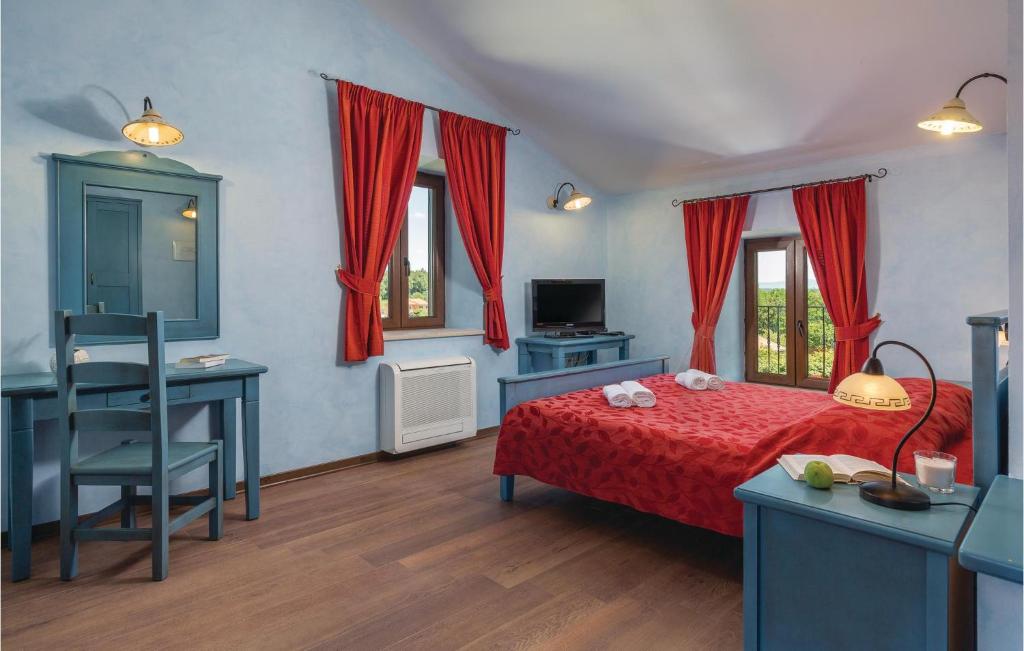 Łóżko lub łóżka w pokoju w obiekcie Cozy Home In Tinjan With Wifi