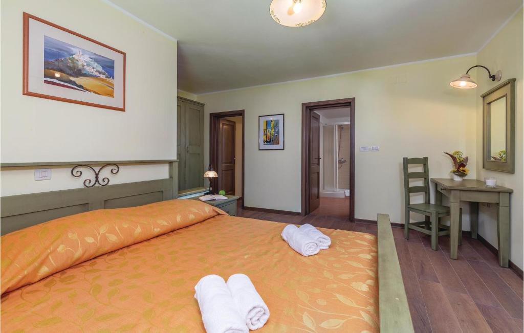 Łóżko lub łóżka w pokoju w obiekcie Cozy Home In Tinjan With Wifi