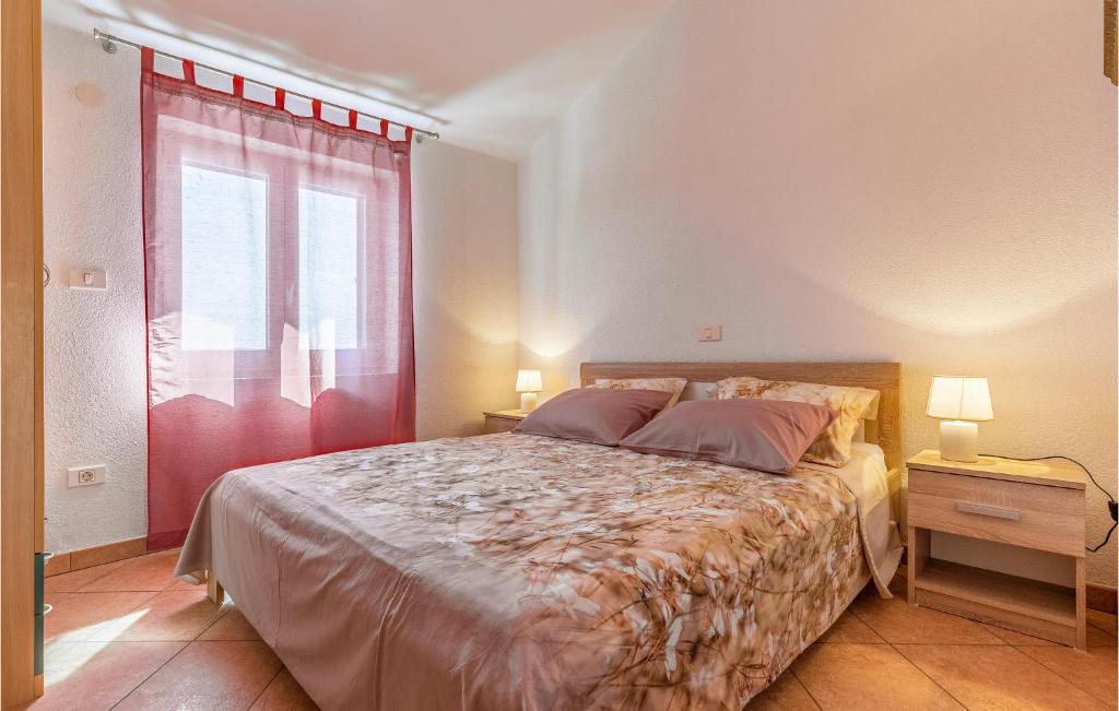 Łóżko lub łóżka w pokoju w obiekcie 5 Bedroom Cozy Apartment In Banjole
