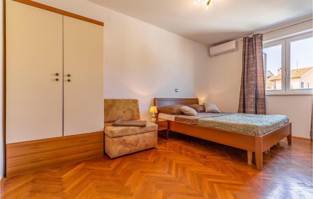 Łóżko lub łóżka w pokoju w obiekcie 5 Bedroom Cozy Apartment In Banjole