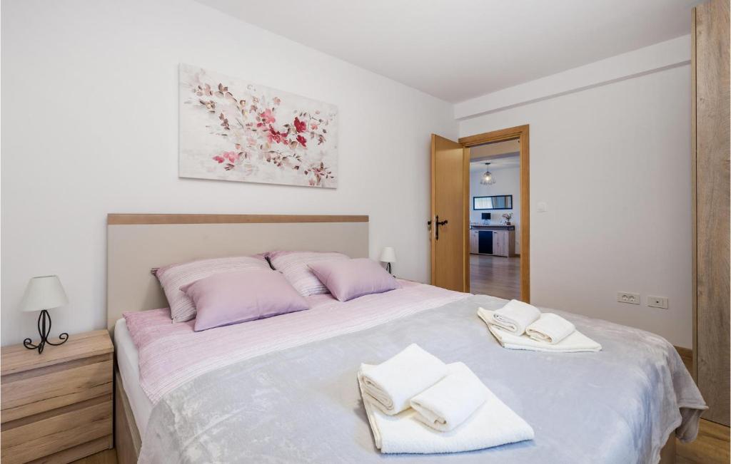 Posteľ alebo postele v izbe v ubytovaní 4 Bedroom Amazing Home In Otocac