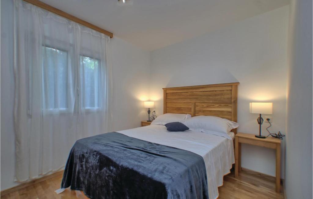 Postel nebo postele na pokoji v ubytování Six-Bedroom Holiday Home In Prizba