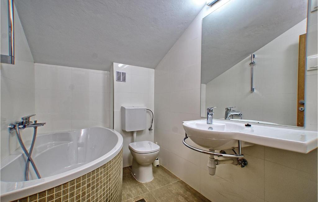 Koupelna v ubytování Six-Bedroom Holiday Home In Prizba