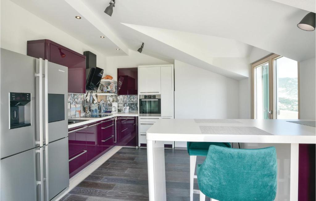 Kuchyň nebo kuchyňský kout v ubytování Four-Bedroom Holiday Home In Klis