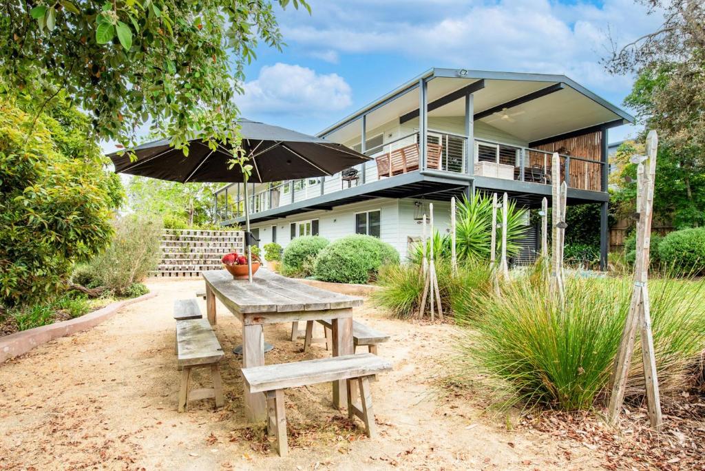 a house with a picnic table and an umbrella at Evans Beach Retreat in Somers