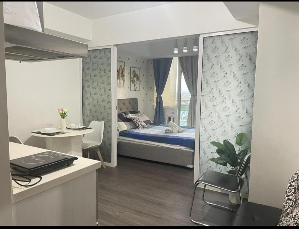 Postel nebo postele na pokoji v ubytování Azure Urban Resort with WIFI and Netflix