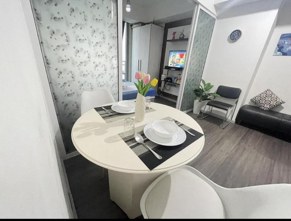 TV a/nebo společenská místnost v ubytování Azure Urban Resort with WIFI and Netflix