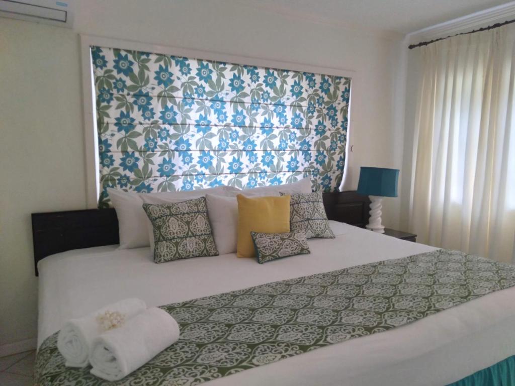 Postel nebo postele na pokoji v ubytování Ridge Condos Ocho Rios