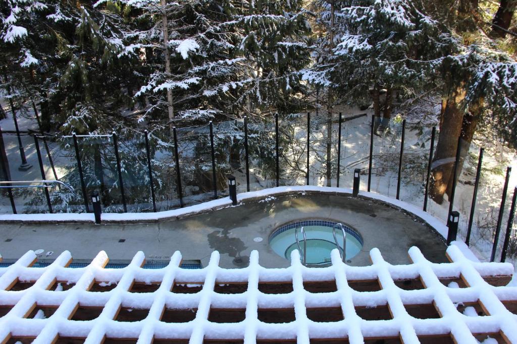 Alpenglow Lodge Studio with Pool Views by MVA v zimě