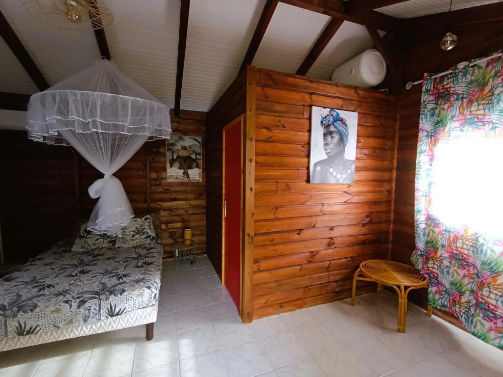 Postel nebo postele na pokoji v ubytování Le Paradis des Colibris Gîte créole avec piscine table dhôtes et nature à Anse Bertrand