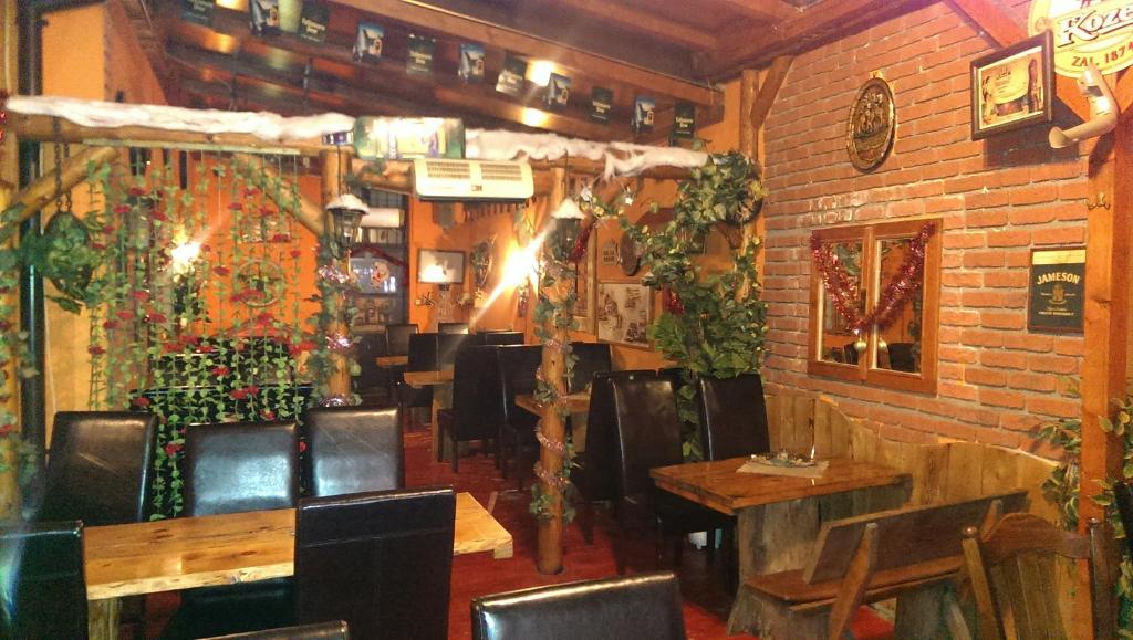 A restaurant or other place to eat at Apartmány Laverna