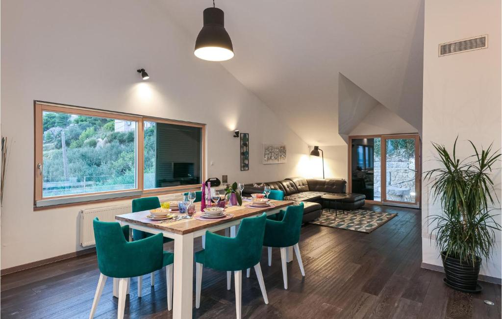 Posezení v ubytování Four-Bedroom Holiday Home In Klis