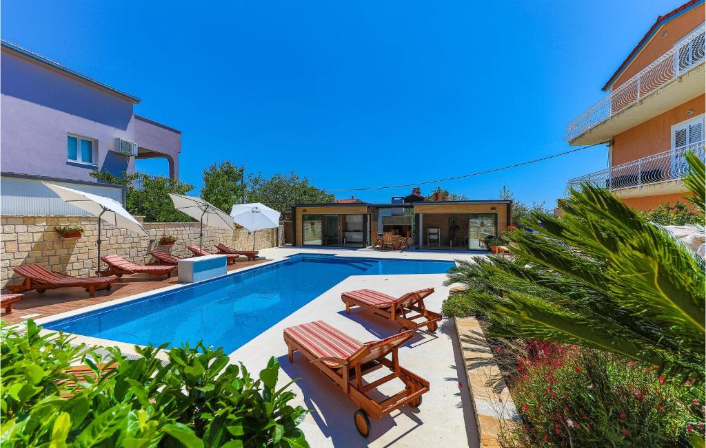 Bazén v ubytovaní Cozy Apartment In Kastel Stari alebo v jeho blízkosti