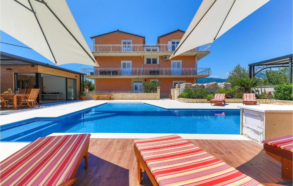 Bazén v ubytovaní Cozy Apartment In Kastel Stari alebo v jeho blízkosti
