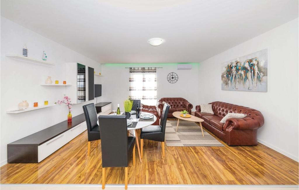 Posedenie v ubytovaní Cozy Apartment In Kastel Stari