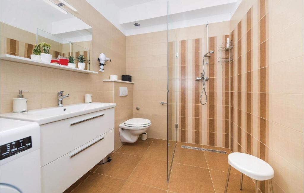 Kúpeľňa v ubytovaní Cozy Apartment In Kastel Stari