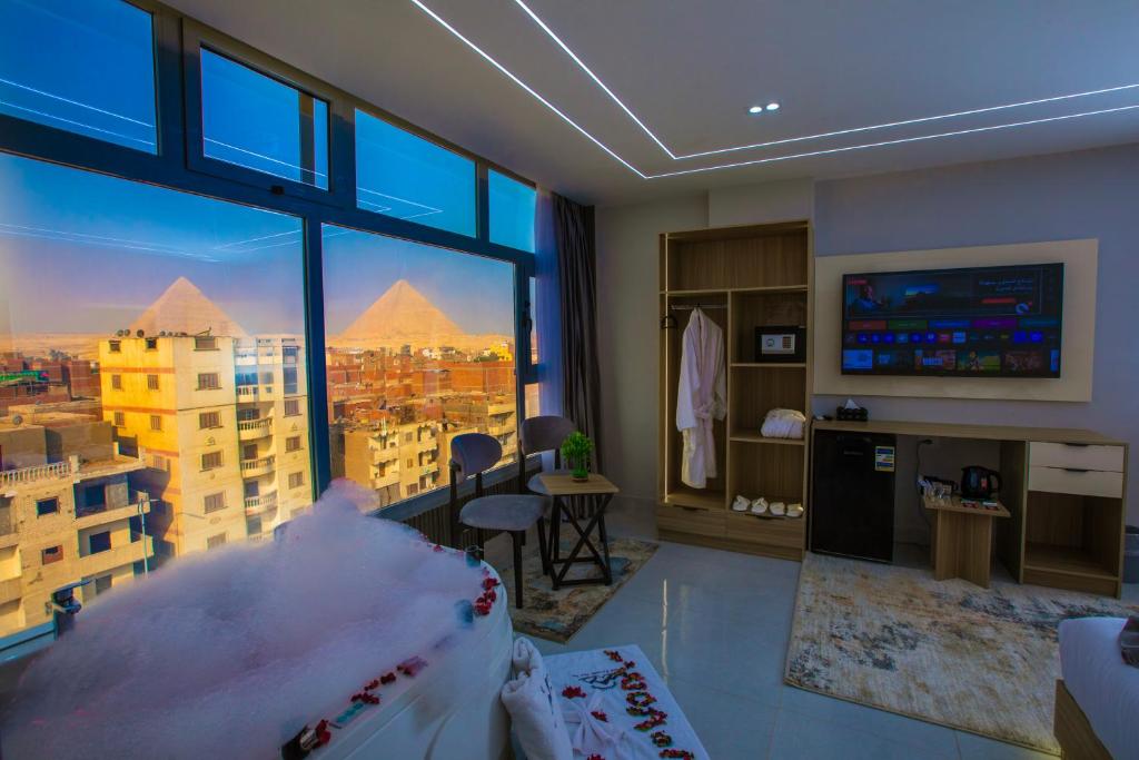 TV a/nebo společenská místnost v ubytování Royal Pyramids View Inn
