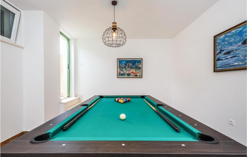 Biliardový stôl v ubytovaní Pet Friendly Home In Lun