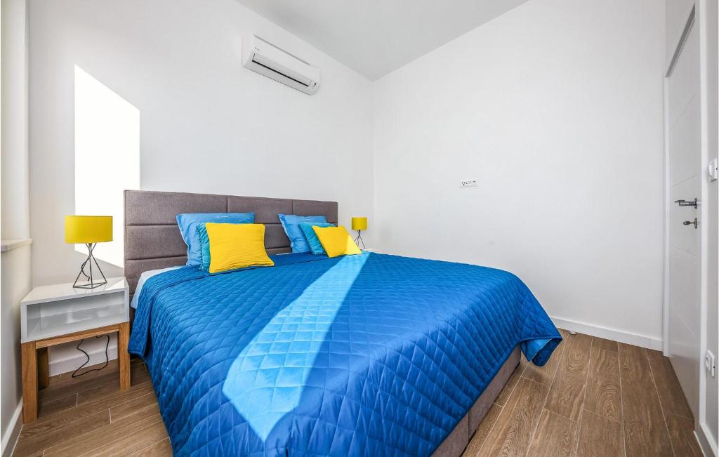 Posteľ alebo postele v izbe v ubytovaní Pet Friendly Home In Lun
