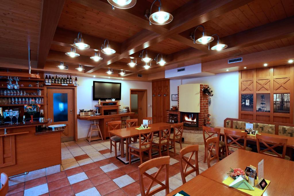Lounge nebo bar v ubytování Wellness Penzion Pod Rozhlednou