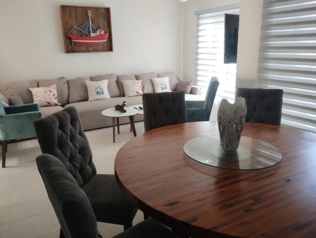 un salon avec une table en bois et un canapé dans l'établissement Oasis Diamante, à Acapulco