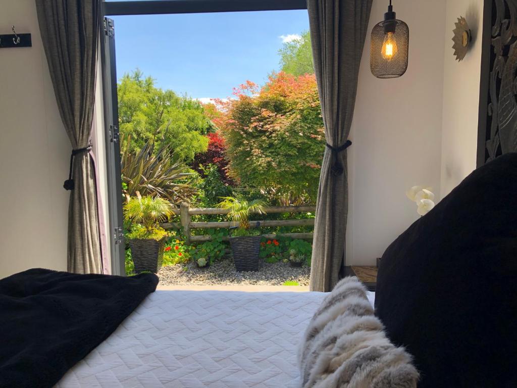 Postel nebo postele na pokoji v ubytování Luxury Farm Escape Tiny Home New Plymouth-Egmont Village