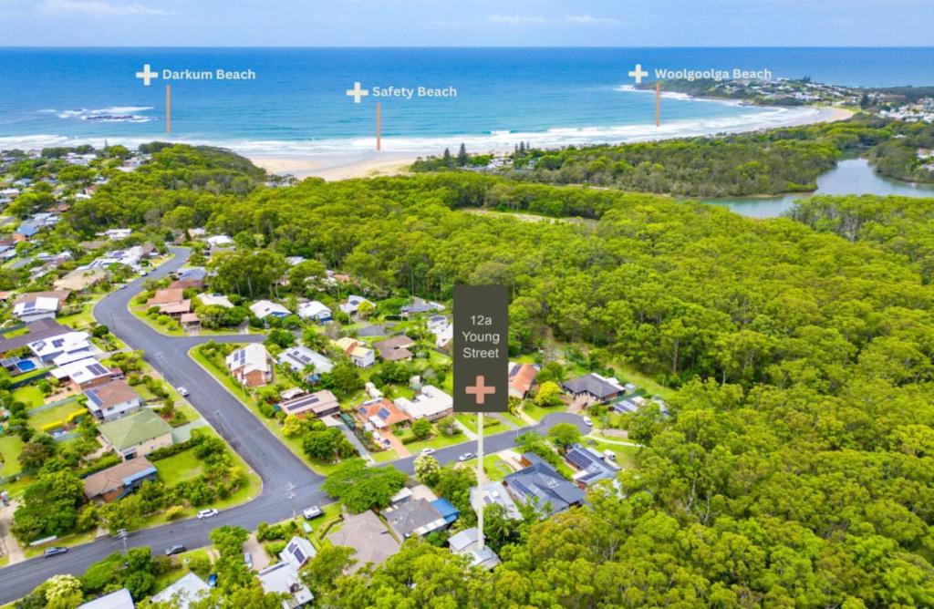 une vue aérienne d'un quartier résidentiel avec la plage dans l'établissement Beach Cottage, à Woolgoolga