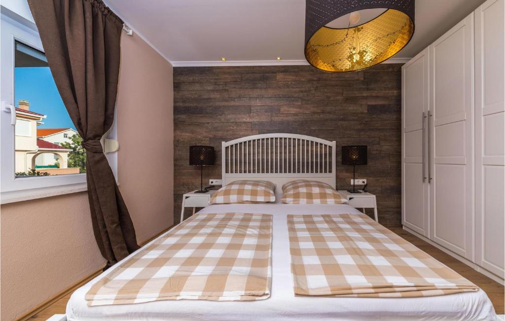 Posteľ alebo postele v izbe v ubytovaní Holiday Home Okrug Gornji 73 With Outdoor Swimmingpool