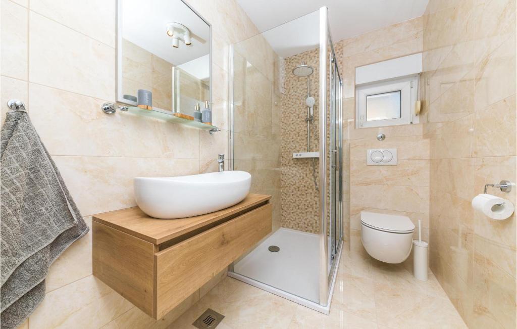 Kúpeľňa v ubytovaní Holiday Home Okrug Gornji 73 With Outdoor Swimmingpool