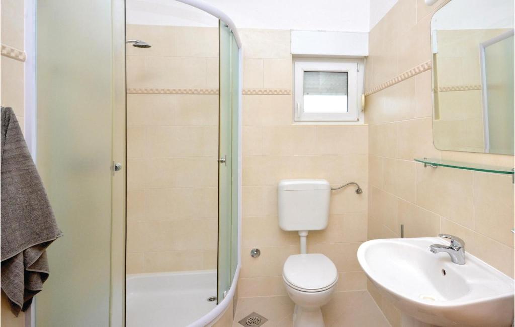 Kúpeľňa v ubytovaní Holiday Home Okrug Gornji 73 With Outdoor Swimmingpool