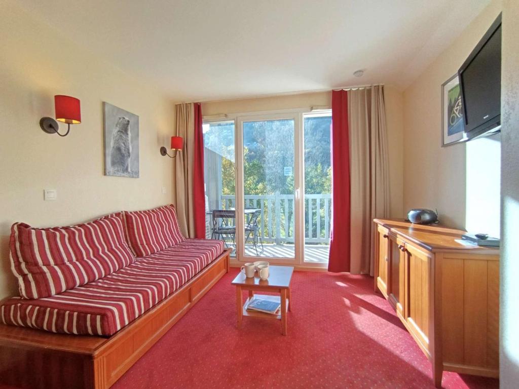 uma sala de estar com um sofá e uma televisão em T2 à Saint-Lary-Soulan avec Piscine et Parking pour 4 pers. - FR-1-457-358 em Saint-Lary-Soulan