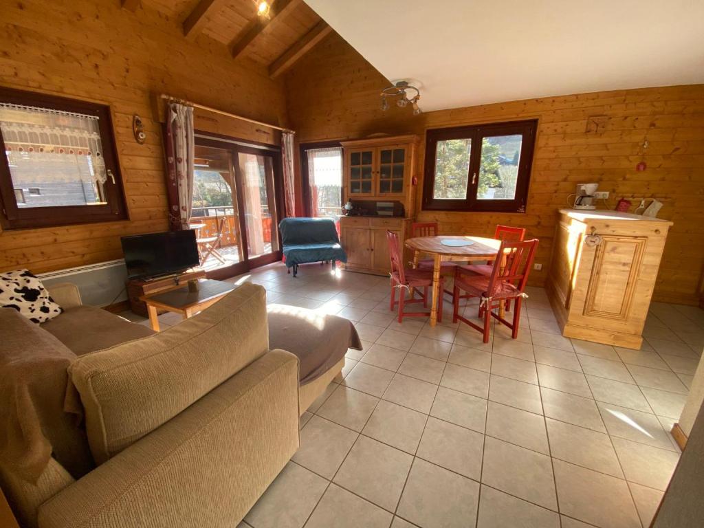 un salon avec un canapé et une table dans l'établissement Appartement lumineux 58 m², 2 chambres, balcon, parking, La Chapelle-d'Abondance - FR-1-692-106, à La Chapelle-dʼAbondance